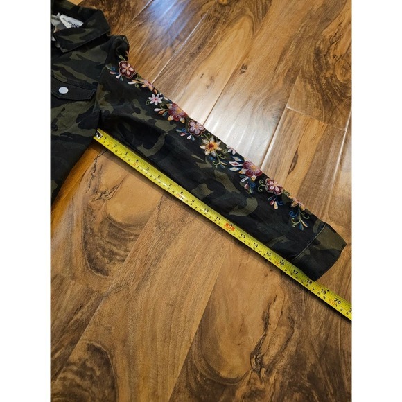 Savanna Jane Camo Jackets S. Floral Embroidery. - Picture 2 of 9